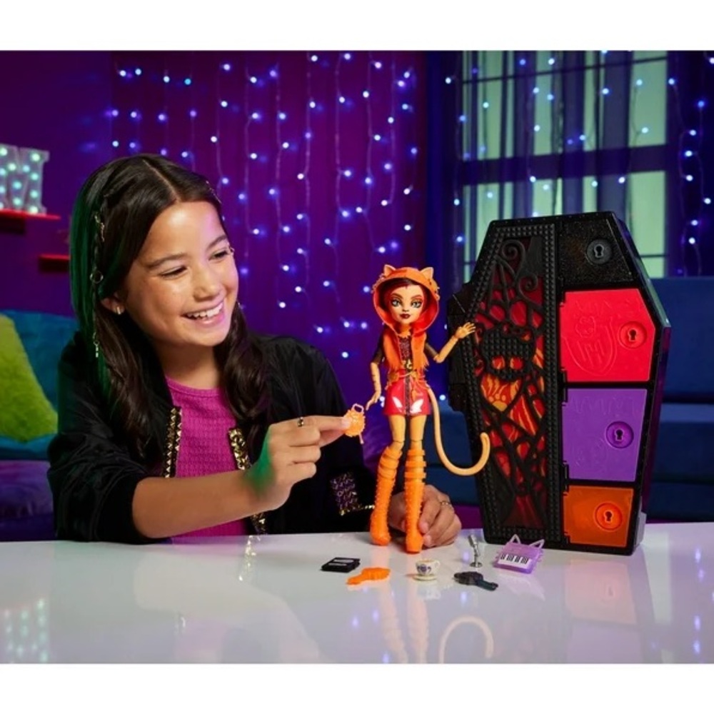 NIB - Monster High - Skulltimate Secrets ‘Toralei Stripe’ w/ Dress-Up Locker - Picture 11 of 13